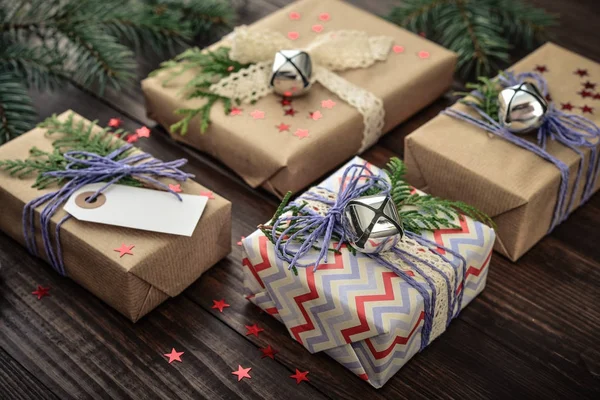 Vánoční dárky s fir tree větvička — Stock fotografie