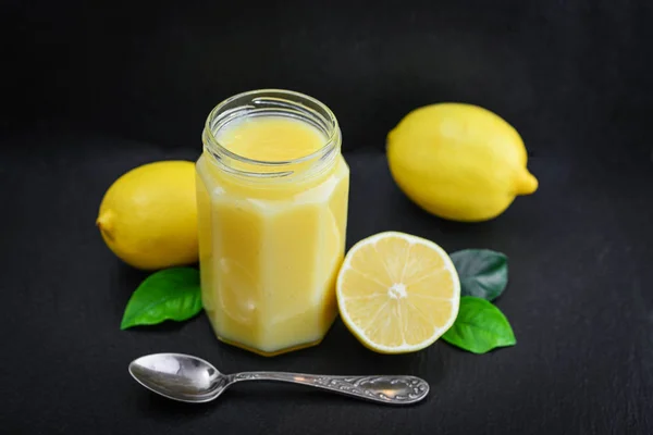 Lemon curd in jar with fresh lemons — Stock Photo, Image