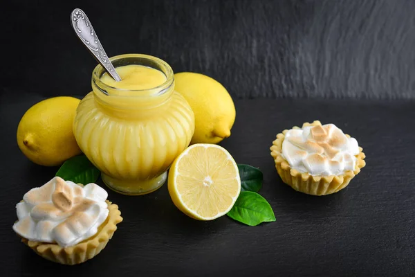 Lemon curd in jar with fresh lemons — Stock Photo, Image