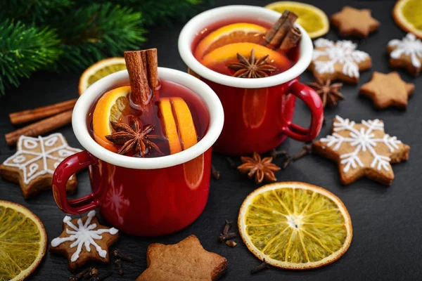 Glühwein in metalen mokken — Stockfoto