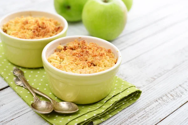 Manzana se desmorona en un plato pequeño para hornear — Foto de Stock