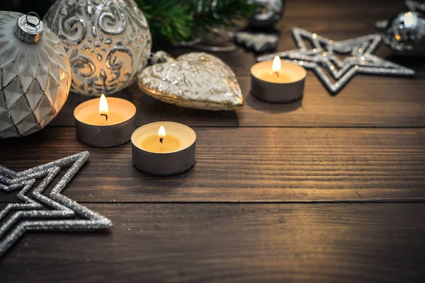 Рождественские украшения со свечами — стоковое фото