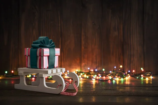 Cajas de regalo con cintas en trineo — Foto de Stock