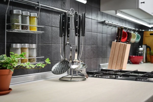 Utensili da cucina sul piano di lavoro — Foto Stock