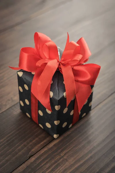 Caja Regalo Lunares Con Cinta Roja Sobre Fondo Madera —  Fotos de Stock