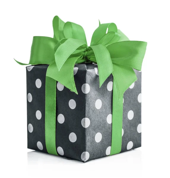 Подарочная Коробка Polka Точка Зеленой Лентой Изолированы Белом Фоне Обрезкой — стоковое фото