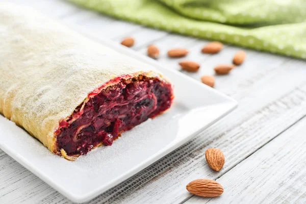 Strudel Cerise Aux Amandes Sucre Poudre Sur Fond Bois — Photo