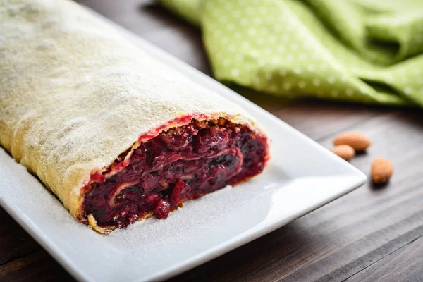 Strudel Cerise Aux Amandes Sucre Poudre Sur Fond Bois — Photo