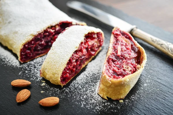 Strudel Cereja Com Amêndoa Açúcar Fundo Ardósia Preta — Fotografia de Stock