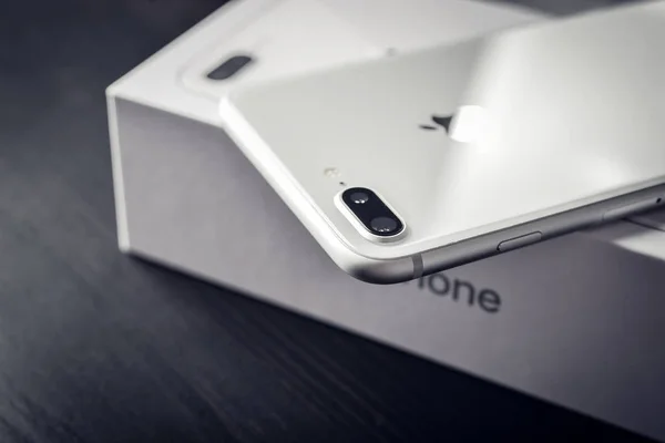 Apple iphone 8 плюс срібло — стокове фото