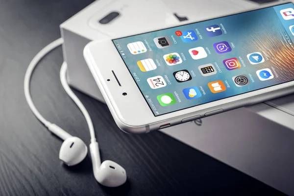 Apple iphone 8 Plus stříbrná — Stock fotografie