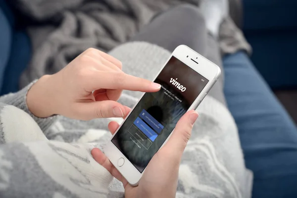 Apple iPhone 8 + с сетью Vimeo — стоковое фото