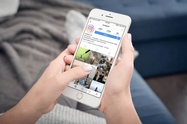 Instagram のプロファイルと Apple の iphone 8 プラス — ストック写真
