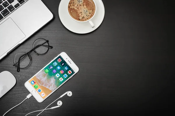 Apple iPhone 8 + с приложениями для социальных сетей — стоковое фото