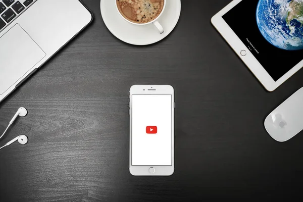 Apple iphone 8 plus met Youtube app op het scherm — Stockfoto