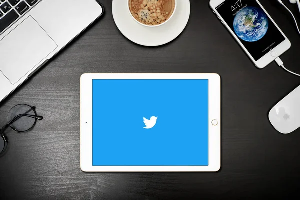 Apple ipad arany Twitter app-ra-a képernyő — Stock Fotó