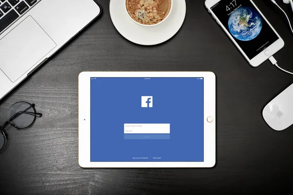 Apple ipad goud met met Facebook app op het scherm — Stockfoto