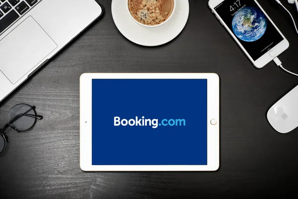 Booking.com 애플 리 케이 션 화면에 애플 ipad와 골드 — 스톡 사진