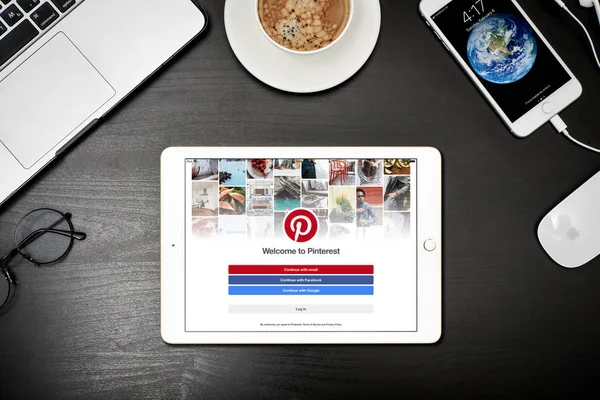 Apple ipad złota z z aplikacji Pinterest na ekranie — Zdjęcie stockowe