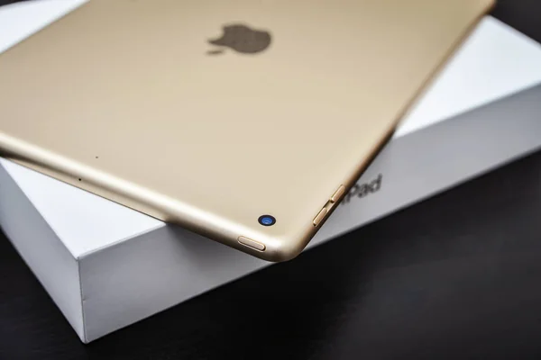 Новый белый Apple iPad Gold с коробкой — стоковое фото