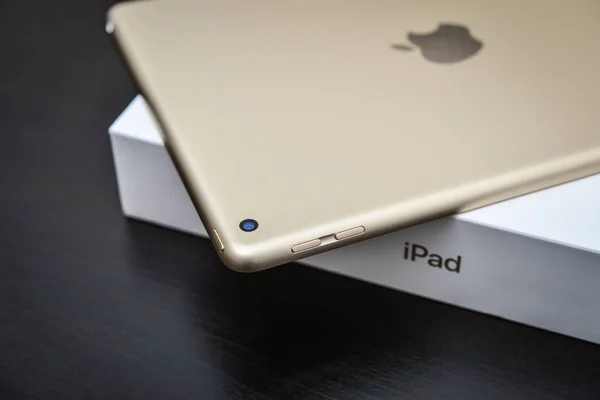 Gloednieuwe witte Apple ipad goud met box — Stockfoto