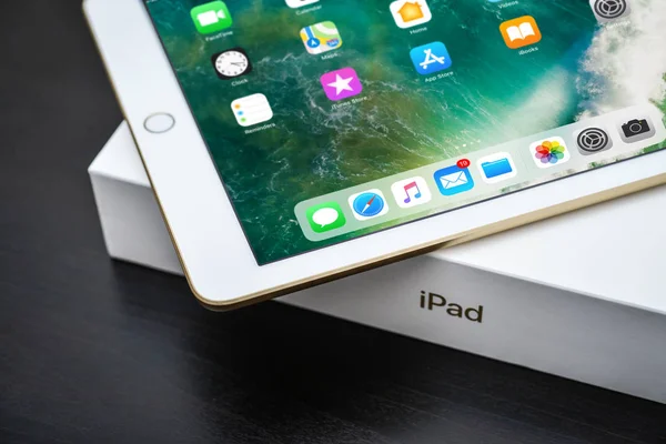 Brandneues weißes Apple ipad gold — Stockfoto