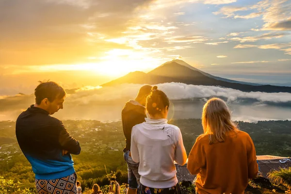 Group of young people watch the dawn — Stock Photo, Image