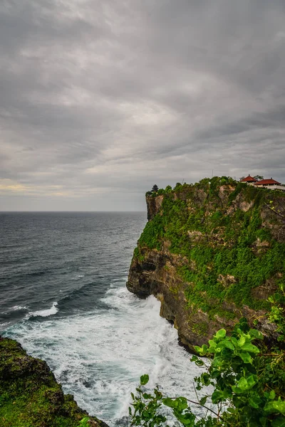 Uitzicht vanaf Pura Luhur Uluwatu tempel — Stockfoto