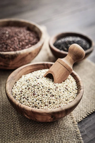 Verschillende Soorten Rauwe Quinoa Zaden Houten Kom Houten Achtergrond Closeup — Stockfoto