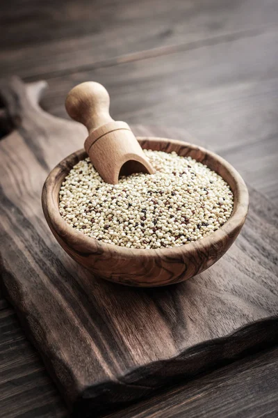 Rauwe Witte Quinoa Zaden Houten Kom Houten Achtergrond Closeup — Stockfoto