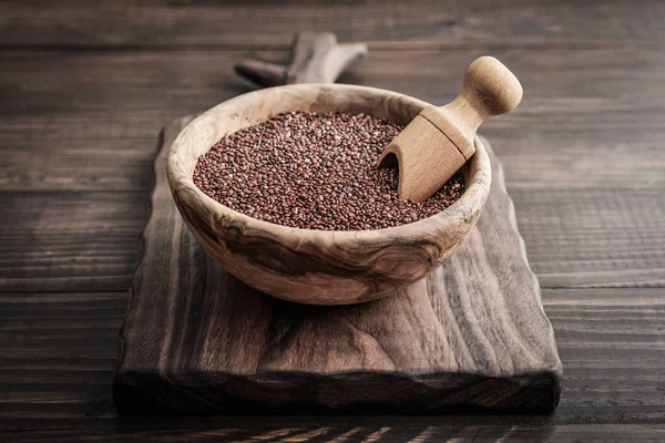 Ruwe Rode Quinoa Zaden Houten Kom Houten Achtergrond Closeup — Stockfoto