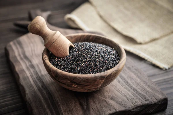 Preto Raw Sementes Quinoa Tigela Madeira Fundo Madeira Closeup — Fotografia de Stock