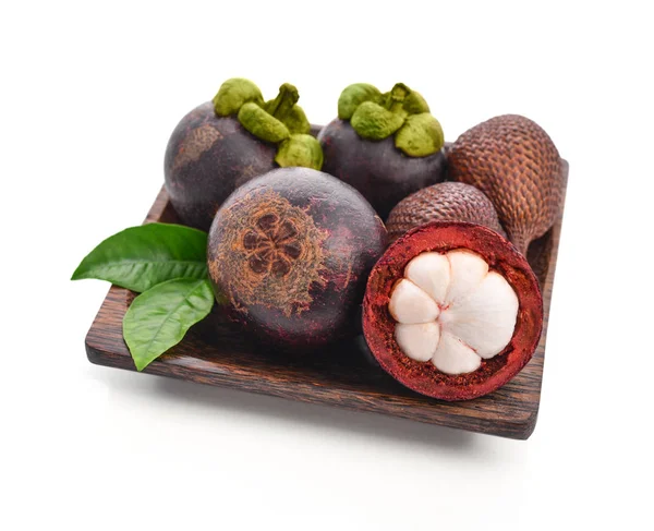 Verse rijpe mangosteen met salak — Stockfoto