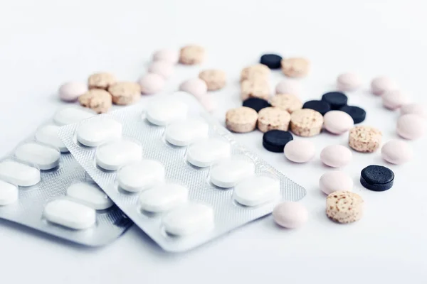 Diferentes pastillas en blanco — Foto de Stock