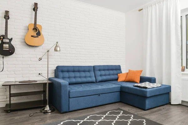 Sauberes Familienzimmer mit blauer Couch — Stockfoto