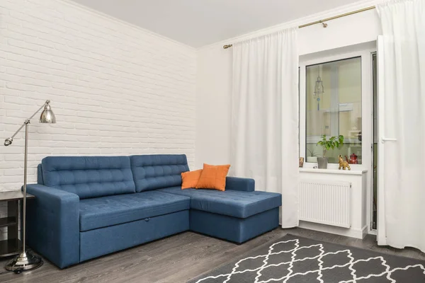 Chambre familiale propre avec canapé bleu — Photo
