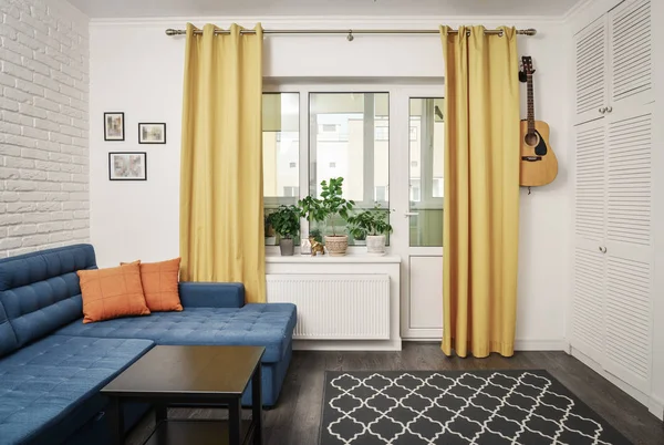 Чиста сімейна кімната з синім диваном — стокове фото