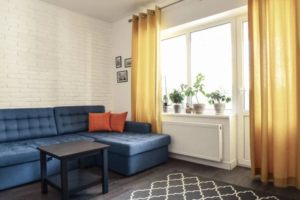 Czysty pokój z niebieska kanapa — Zdjęcie stockowe