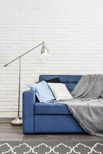 Синий диван с подушками и серым цветом — стоковое фото