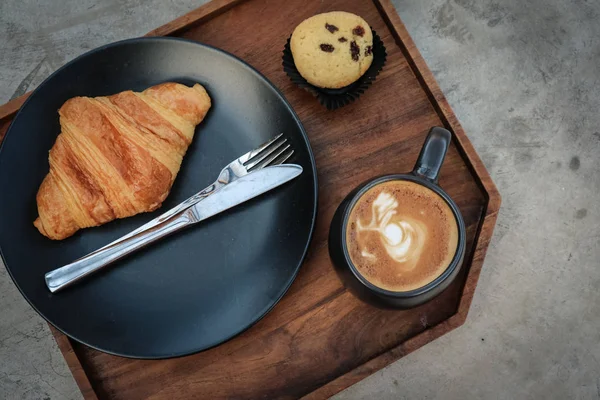 Una tazza di caffè con latte art in cima — Foto Stock