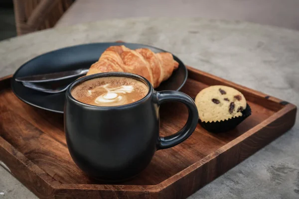 Una tazza di caffè con latte art in cima — Foto Stock