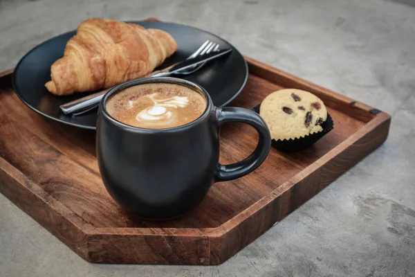 Šálek kávy s latté art na vrcholu — Stock fotografie