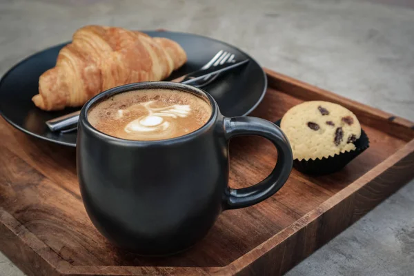 Šálek kávy s latté art na vrcholu — Stock fotografie