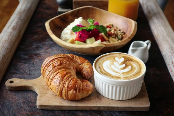 Šálek Kávy Latte Art Vrcholu Máslo Croissant Granola Čerstvým Tropickým — Stock fotografie