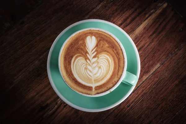 Eine Tasse Kaffee Mit Latte Art Oben Auf Dunklem Holzhintergrund — Stockfoto