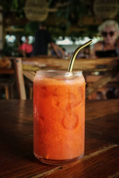 Cocktail all'arancia con succo di arancia, carota e papaia — Foto Stock