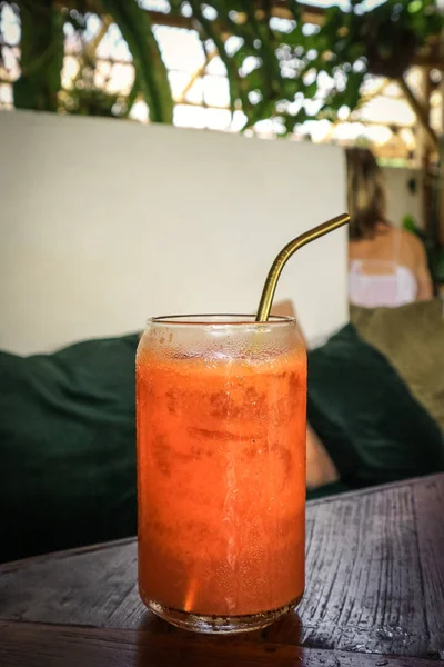 Cocktail all'arancia con arancia, carota e papaia — Foto Stock
