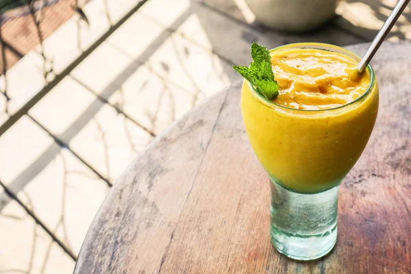 Mango juice in glass — Stock Photo, Image