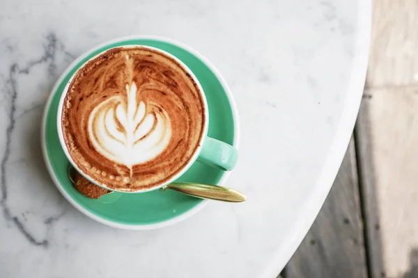 Secangkir kopi dengan latte art di atas — Stok Foto