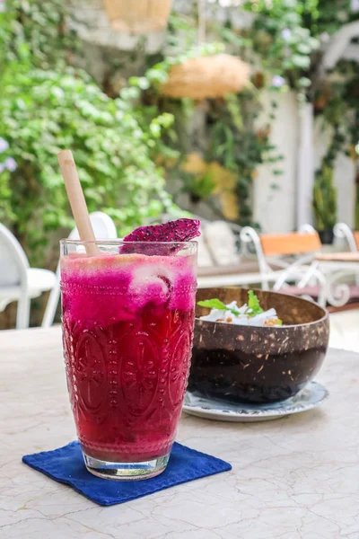 Jus Merah Muda Dengan Apel Bit Lebah Buah Naga Dan — Stok Foto